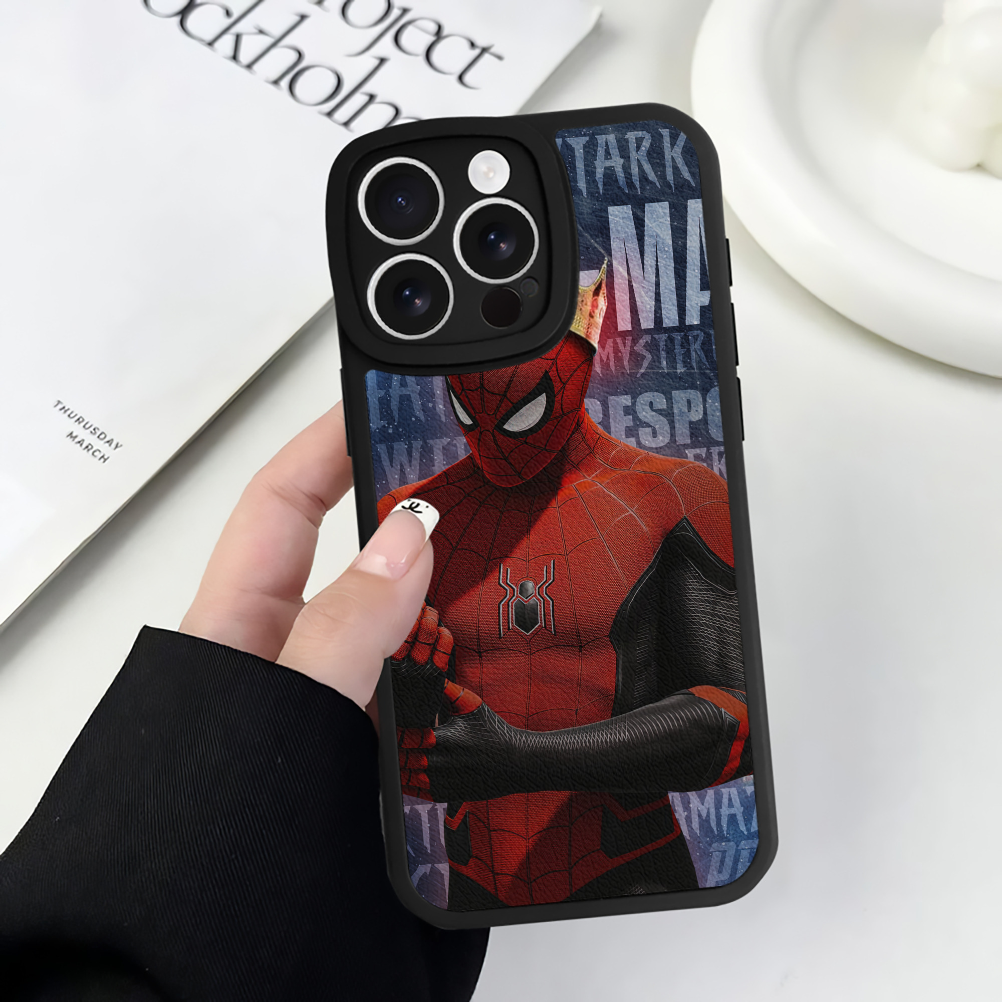 （画像用） Spider Man スパイダーマン 【iPhone 16シリーズ対応】シリコンスマホケース（レザー調） 材質：シリコン